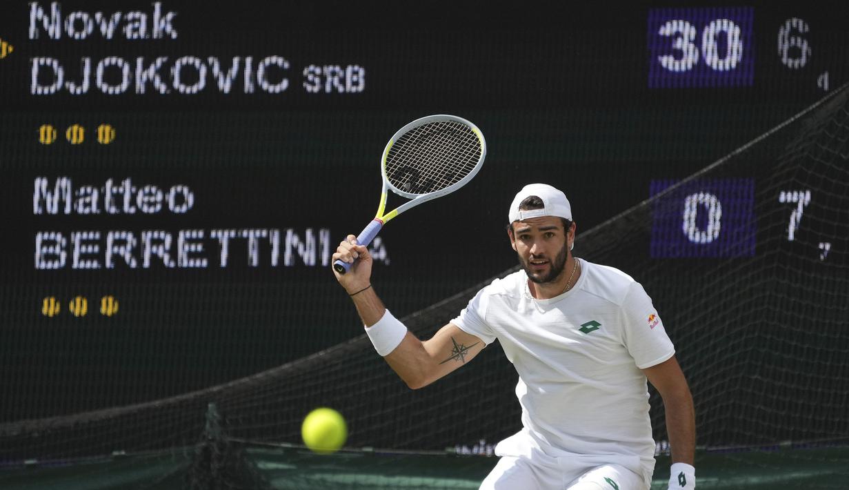 Pertarungan final antara Djokovic dan Berrettini berlangsung selama tiga jam. Pada set pertama, Berrettini mampu melakukan perlawanan sengit. Ia berhasil menutup set dengan kemenangan 7-6 (tie brake 7-4). (Foto: AP/Alberto Pezzali)