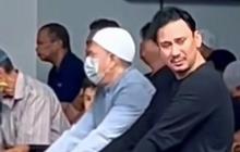 Potret Candid Vincent Rompies Sholat Jumat Ramai Jadi Sorotan, Dijepret Penggemar Happy Banget Bisa Satu Masjid