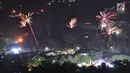 Pesta kembang api saat malam Tahun Baru 2019 di kawasan Candi Prambanan, Klaten, Yogyakarta, Selasa (1/1). Kembang api warna-warni memeriahkan datangnya Tahun Baru 2019. (Liputan6.com/Gholib)