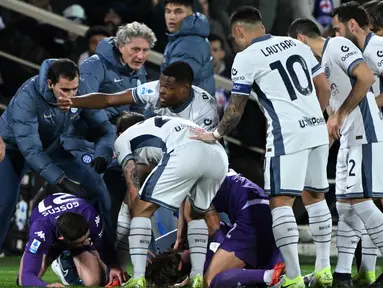 Sejumlah pemain Inter Milan dan Fiorentina tampak panik saat Insiden mengejutkan terjadi. Gelandang Fiorentina, Edoardo Bove, tiba-tiba kolaps di tengah pertandingan dan harus dilarikan ke rumah sakit. (AFP/Tiziani Fabi)