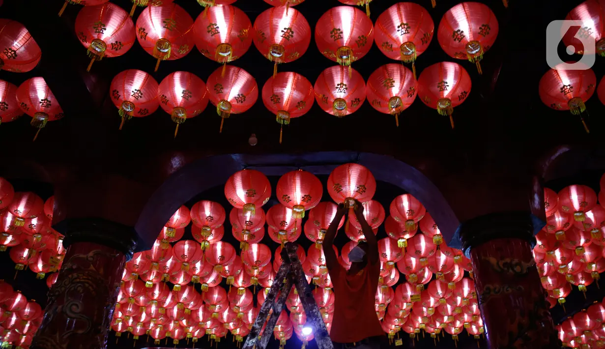 Pekerja memasang lampion pemberian umat di Klenteng Boen San Bio, Tangerang, Kamis (28/1/2021). Sebanyak 800  lampion dipasang untuk mempercantik Klenteng jelang perayaan Tahun Baru Imlek. (Liputan6.com/Angga Yuniar)