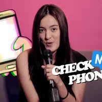 Menerima tantangan bongkar isi handphone dari tim Bintang.com, ternyata Mawar Eva paling sering kepoin akun-akun temannya.