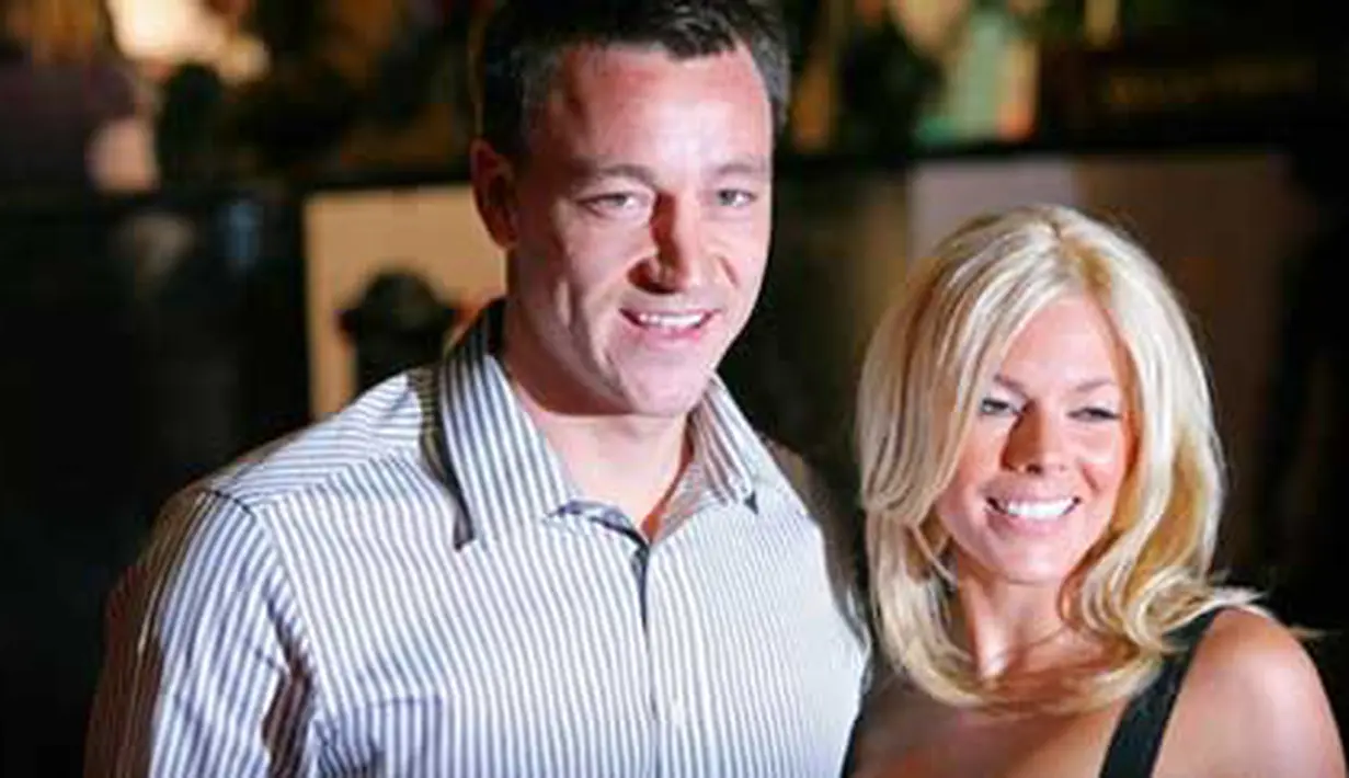 Kapten Chelsea dan Inggris, John Terry dan isterinya, Toni Poole, tiba di Leicester Square, London, guna menghadiri premiere film Rambo, 12 Februari 2008. AFP PHOTO / CARL DE SOUZA 