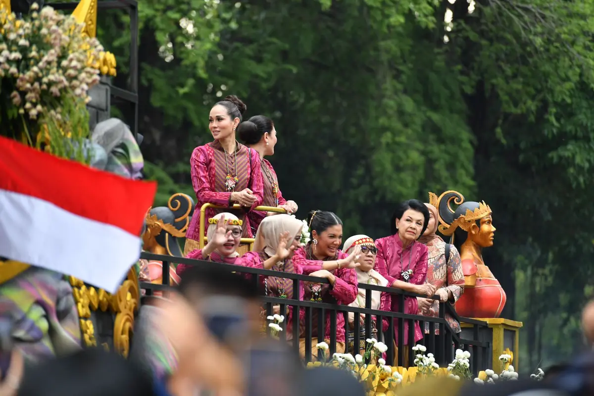 Parade Mobil Hias, Kriya, dan Budaya dimulai dari Stadion Sriwedari dan berakhir di Balai Kota Solo secara simbolis dibuka oleh Ibu Negara Iriana Jokowi serta turut memeriahkan Kemendikbudristek.