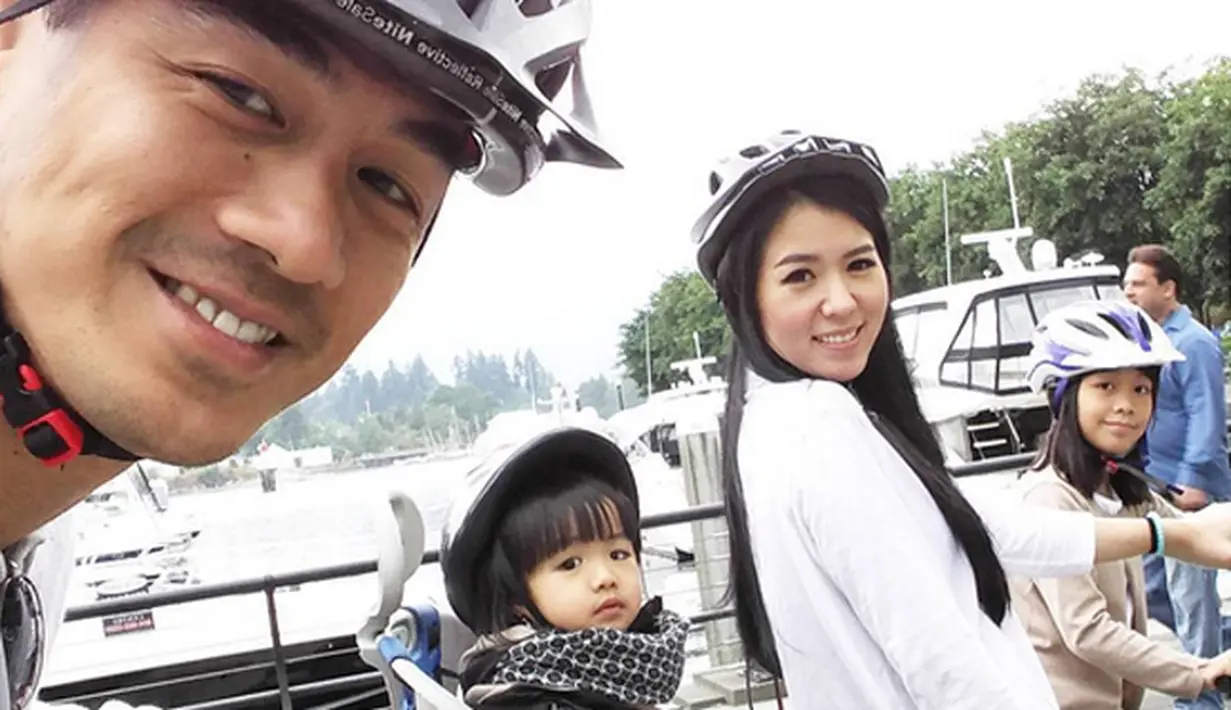 Joe Taslim bersama anak-anak dan istrinya di Kanada. (Photo : Instagram)