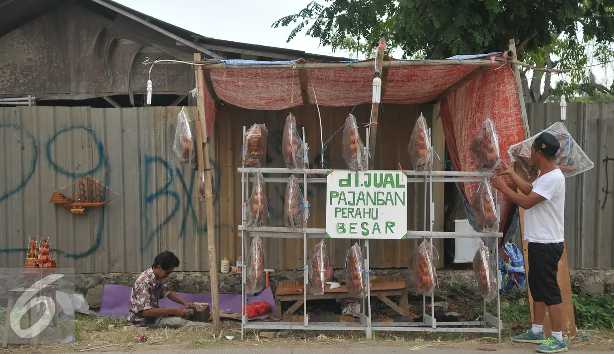 Perajin menunggu pembeli miniatur kapal layar nusantara (phinisi) dari bambu di Jawa Barat. Sabtu (9/7). membanjirnya produk kerajinan dari China dengan harga yang terpaut mencapai 10 % menyebabkan terhentinya ekspor. (Liputan6.com/Gempur M Surya)