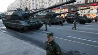 Sejumlah tentara Rusia berada di dekat tank saat melakukan latihan untuk parade militer Hari Kemenangan di Moskow, Rusia (3/5). Pawai akan berlangsung pada 9 Mei di Lapangan Merah Moskow. (AP Photo / Pavel Golovkin)