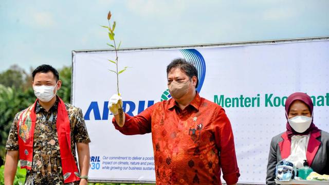 Menteri Koordinator Bidang Perekonomian Airlangga Hartarto saat melakukan kunjungan kerja ke Proyek Investasi Asia Pacific Resources International Limited (APRIL) Group di Pangkalan Kerinci, Kabupaten Pelalawan, Provinsi Riau, Selasa (29/03/2022).