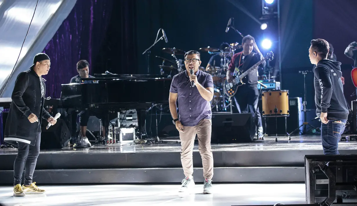 Sebelum akhir konser, para personel Kahitna mempersembahkan lagu untuk para penggemar dan pemirsa yang tidak bisa menyaksikan langsung konser tersebut. merekapun mengucapkan terima kasih kepada penikmat musik di indonesia. ( Desmond Manulang/Bintang.com)