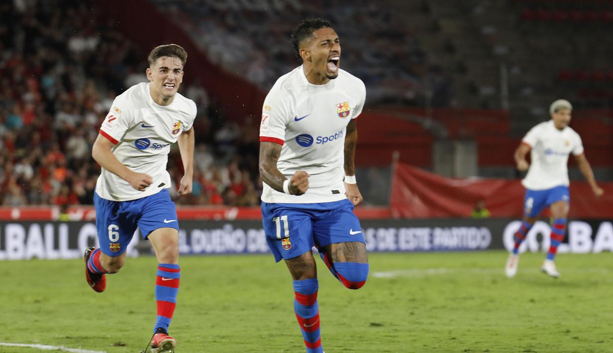 Pemain Barcelona, Raphinha, melakukan selebrasi setelah mencetak gol ke gawang Real Mallorca pada laga pekan ke-7 La Liga 2023/2024, di Stadion Mallorca Son Moix Rabu (27/9/2023). Kedua tim bermain sama kuat 2-2. (AP Photo/Francisco Ubilla)