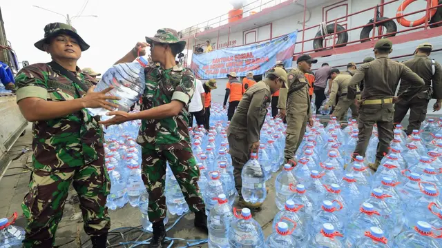 Ribuan galon air bersih didistribusikan dengan menggunakan kapal penumpang ke Desa Gili Ketapang, Kota Probolinggo (Istimewa)