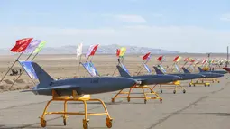 Sejumlah drone milik militer Iran terlihat sebelum latihan di Iran (5/1/2021). Dalam latihan dua hari itu, militer Iran bakal mengerahkan ratusan drone operasional milik tiga matra (angkatan darat, udara, dan laut) di Provinsi Semnan dan sejumlah wilayah lainnya di negara itu. (Iranian Army via AP)
