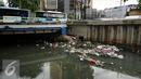 Tumpukan sampah terlihat di pinggir kali di sisi Jalan Petojo Utara VI, Jakarta, Senin (26/12). Tumpukan sampah tersebut didominasi limbah plastik, botol minuman ringan dan sterefoam. (Liputan6.com/Helmi Fithriansyah)