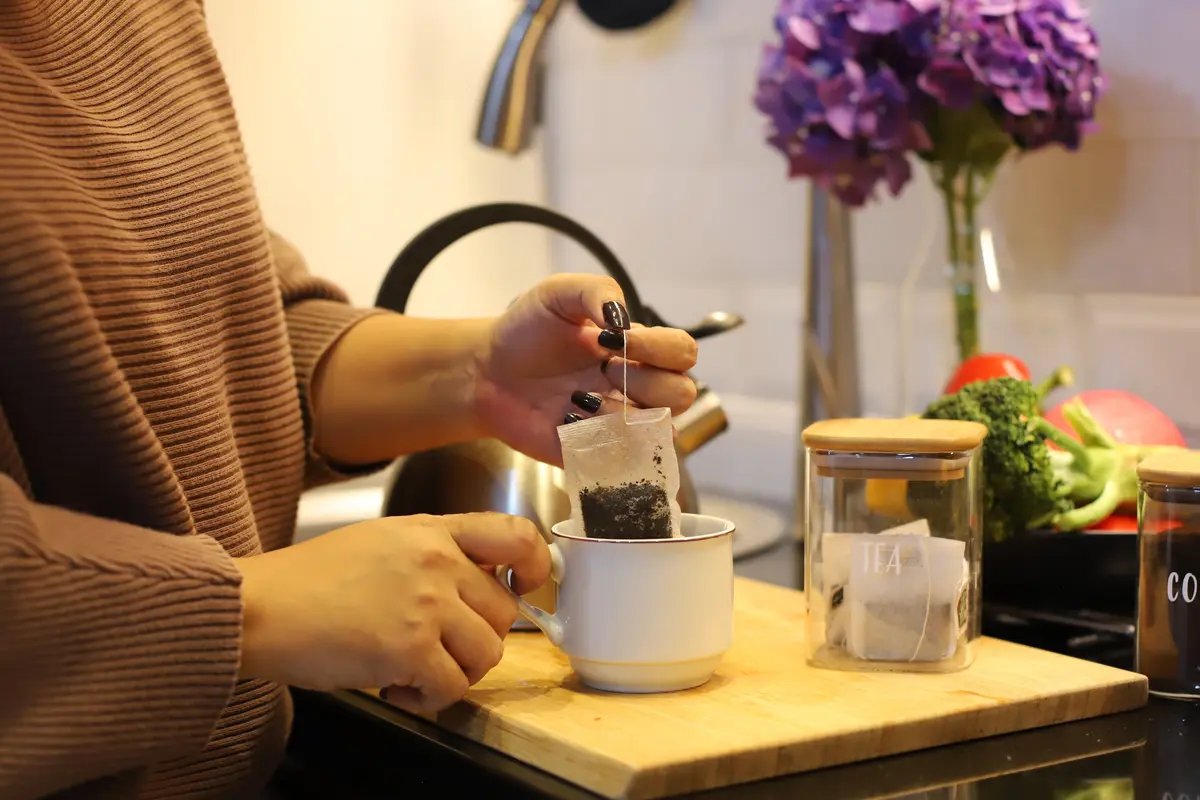 wanita januari minum teh