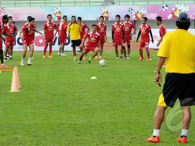 Memasuki babak semifinal laga pamungkas Grup A SCM Cup 2015, pemain Arema Cronus berlatih dan tes rumput di Stadion Jakabaring Palembang, Sabtu (24/1/2015). (Liputan6.com/Johan Tallo)