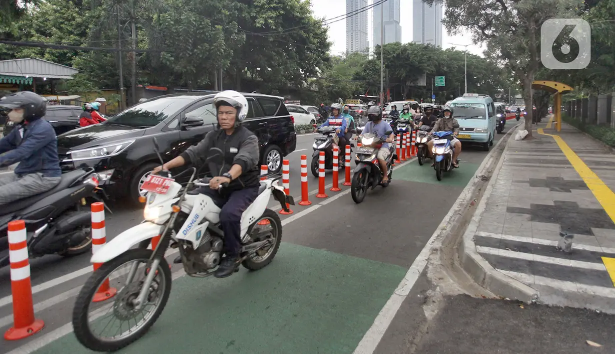 Pengendara kendaraan bermotor berjalan melewati  jalur khusus sepeda yang berada di Jalan Pejompongan Raya, Jakarta Pusat,Selasa (15/11/2022). Kepala Dinas Perhubungan Jakarta Syafrin Liputo memastikan tidak ada pembangunan jalur sepeda di 2023 dan akan mengevaluasi efektivitas pemanfaatan jalur sepeda eksisting di ibukota Jakarta. (merdeka.com/Arie Basuki)