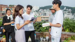 Di sisi lain, suasana berubah menjadi serius saat para aktor berlatih di luar kamera. Sebelum syuting, Park Shin Hye dan Park Hyung Sik berdiskusi dengan Sutradara Oh Hyun Jong, menyalurkan semangat untuk membuat proyek ini lebih sempurna. (Foto: JTBC)