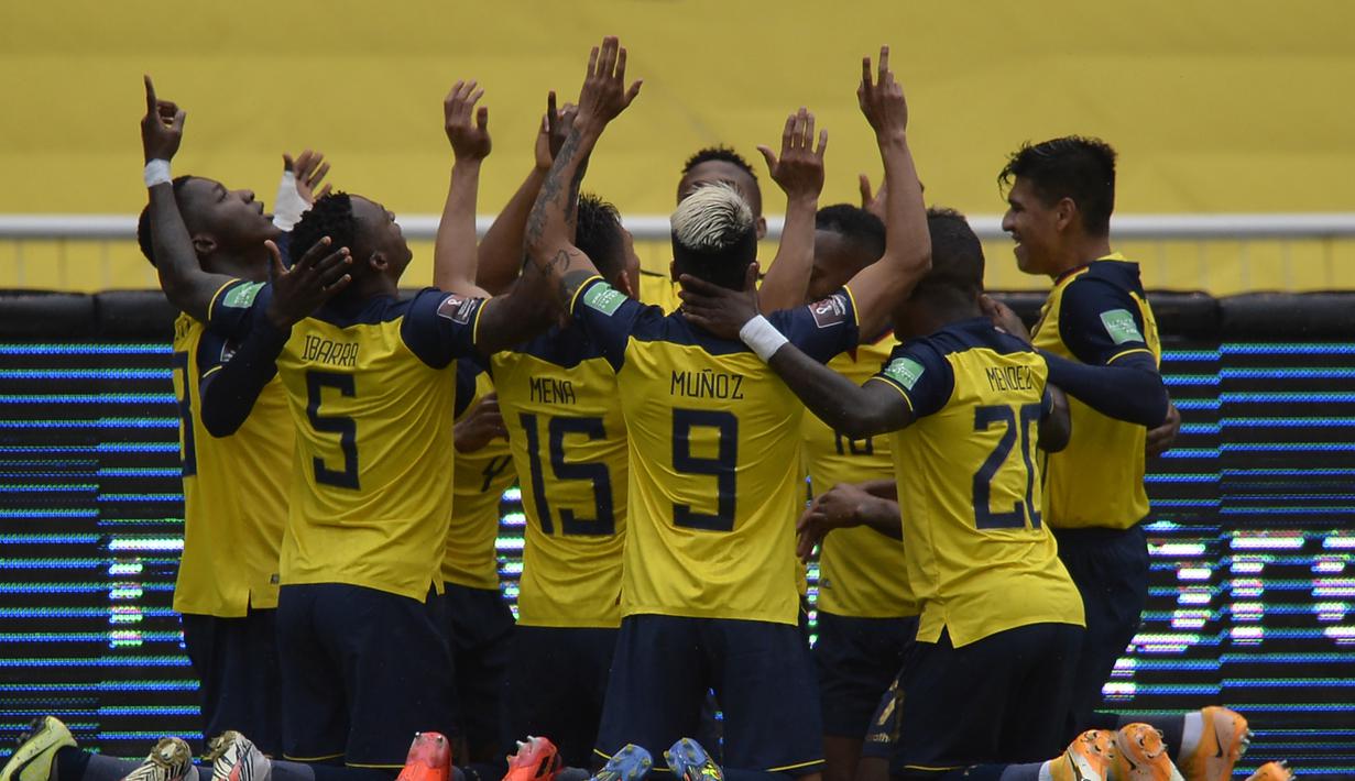 Para pemain Ekuador, merayakan gol pertama Ekuador yang dicetak Robert Arboleda, dalam laga lanjutan kualifikasi Piala Dunia 2022 zona CONMEBOL melawan Kolombia di Rodrigo Paz Delgado Stadium, Quito, Ekuador, Rabu (18/11/2020) pagi WIB. Ekuador menang 6-1 atas Kolombia. (AFP/Rodrigo Buendia/Pool)