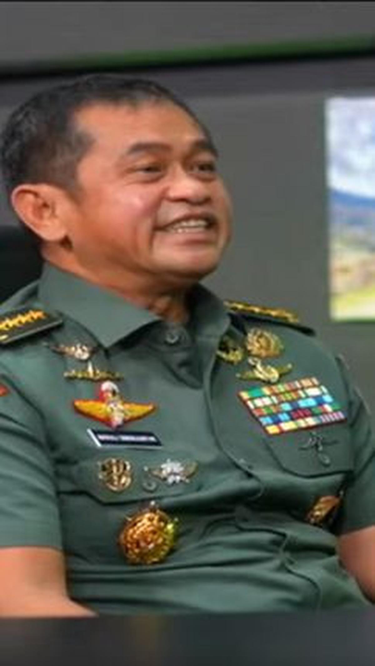 "Saya suka cerita-cerita heroik seperti itu. Saya suka Robin Hood yang bisa membantu masyarakat. Hal-hal begitulah yang saya suka," lanjutnya.<br>