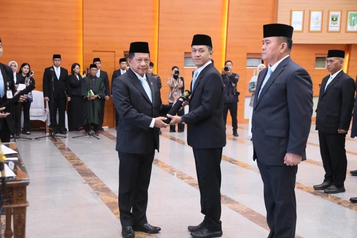 Mendagri Tito Karnavian melantik 15 pejabat pimpinan tinggi pratama dan 34 pejabat administrator di lingkungan Kemendagri