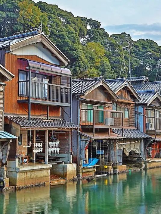 Setelah semakin banyaknya turis yang berdatangan ke tempat wisata yang sudah dianggap sebagai salah satu important national building ini, beberapa rumah kayu tersebut kini dirombak menjadi penginapan untuk turis. (mymodernmet.com)