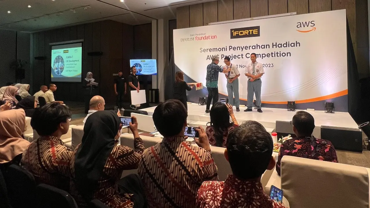 Dibekali Sertifikasi Digital Komputasi Awan,Siswa SMK di Kudus Siap Peroleh Penghasilan 112% Lebih Tinggi