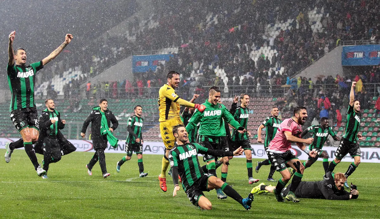 Para pemain Sassuolo merayakan kemenangan atas Juventus 1-0 pada laga Serie A di Stadion Mapei, Italia, Rabu (28/10/2015). (EPA/Elisabetta Baracchi)