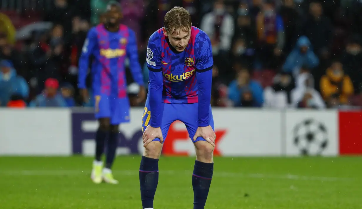 Namun sayang kemenangan yang sangat dinantikan itu gagal didapat. Meski menguasai permainan, namun Frenkie de Jong dan kawan-kawan kesulitan untuk menembus pertahanan Benfica. (AP/Joan Monfort)