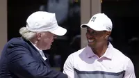 Tiger Woods bersalaman dengan Presiden AS Donald Trump di sebuah kompetisi golf (AP)