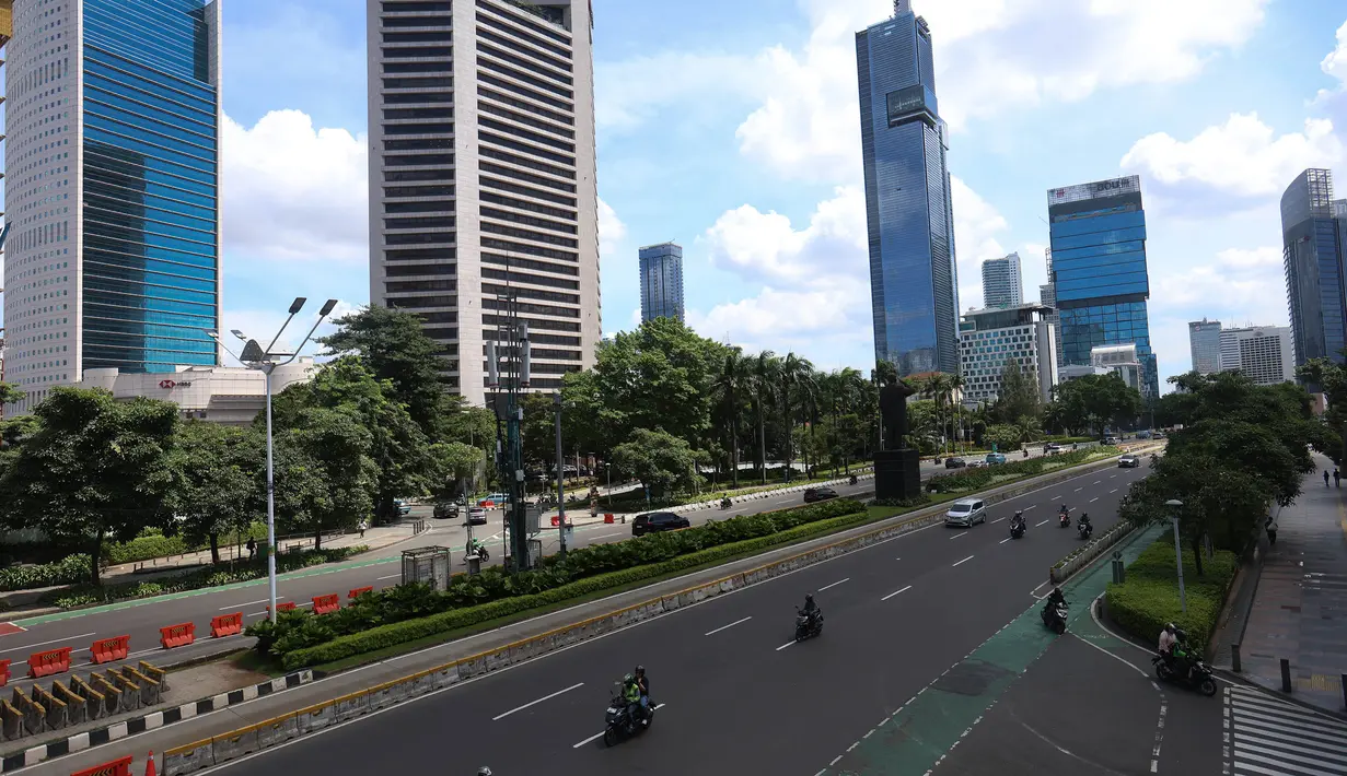 Tiga ruas jalan utama di Jakarta, jalan Jenderal Sudirman dan MH Thamrin serta Gatot Subroto, yang biasanya mengalami kemacetan parah di jam sibuk, pada Jumat (10/4/2026) pagi terpantau ramai lancar. Tampak dalam foto, suasana ruas jalan Jenderal Sudirman, Jakarta, saat pemberlakukan kebijakan Work From Home (WFH) untuk Aparatur Sipil Negara (ASN), Jumat (10/4/2026). (Kapanlagi.com/Budy Santoso)