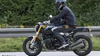 BMW R NineT terbaru tengah uji jalan. (RideApart)