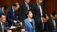 Sanae Takaichi, pemimpin Partai Demokrat Liberal yang berkuasa, bersama para anggota parlemen lainnya menghadiri sidang luar biasa majelis rendah di Tokyo, Jepang, Selasa, (21/10/2025). (Dok. AP/Eugene Hoshiko)&nbsp;