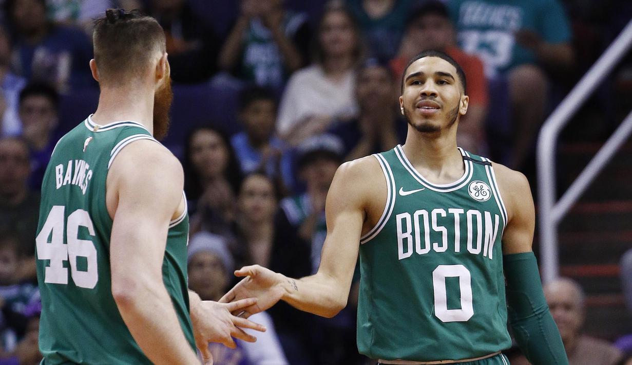 Pebasket Boston Celtics, Jayson Tatum dan Aron Baynes, merayakan kemenangan atas Phoenix Suns pada laga NBA di Talking Stick Resort Arena, Selasa (27/3/2018). Boston Celtics menang 102-94 atas Phoenix Suns. (AP/Ross D. Franklin)