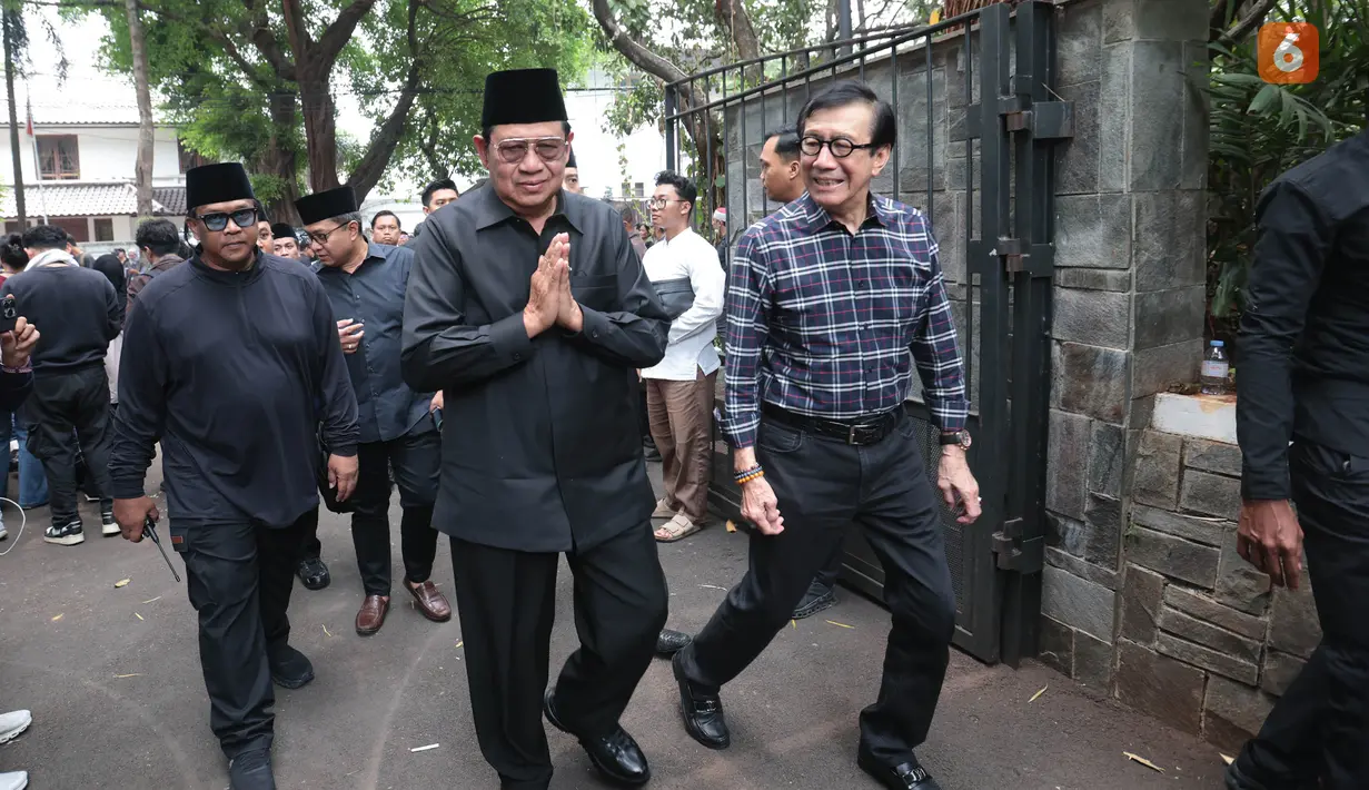 Presiden ke-6 RI Susilo Bambang Yudhoyono (SBY) bersama putranya, Edhie Baskoro Yudhoyono (Ibas), tiba di rumah duka Guruh Soekarnoputra di Jalan Sriwijaya Raya, Kebayoran Baru, Jakarta Selatan, Sabtu (26/9/2026). (KLY/Budy Santoso)