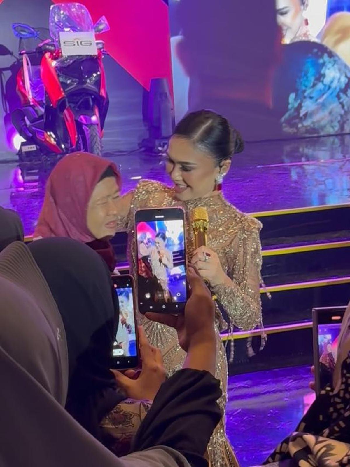 Potret Yuni Shara Pakai Dress Payet saat Manggung di Tegal, Cantik dan Menawan