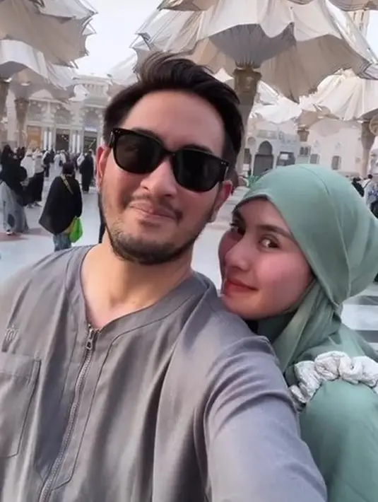 Kemesraan Jeje dan Syahnaz selama menjalani ibadah umrah bersama. Keduanya seakan tak terpisahkan. [Instagram/syahnazs]