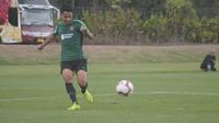 Aksi Irkham Zahrul Mila dalam latihan pertamanya berseragam Timnas Indonesia U-22 di Lapangan Yogyakarta International School (YIS), Senin (26/8/2019). (Bola.com/Vincentius Atmaja)