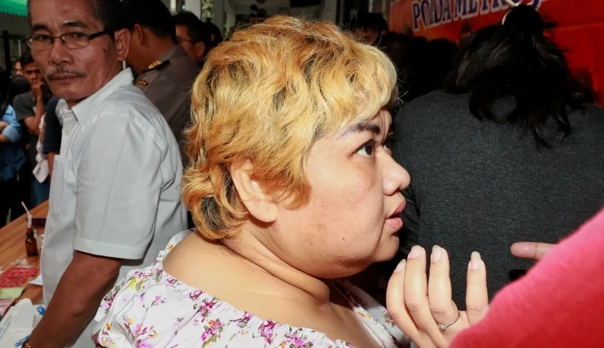 Saat Argo memberikan keterangan dihadapan para wartawan, artis bertubuh gempal itu tiba-tiba berteriak. "Saya dijebak ! Saya dijebak ! Saya tidak mengedarkan. Saya dijebak," ucap Pretty Asmara. (Adrian Putra/Bintang.com)