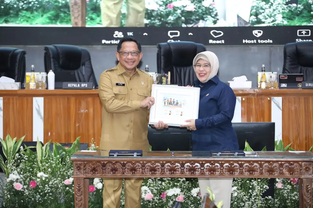 Mendagri Muhammad Tito Karnavian bersama Kepala Badan Pusat Statistik Amalia Adininggar Widyasanti menandatangani Surat Edaran Bersama (SEB) untuk sensus ekonomi ekonomi 2026.