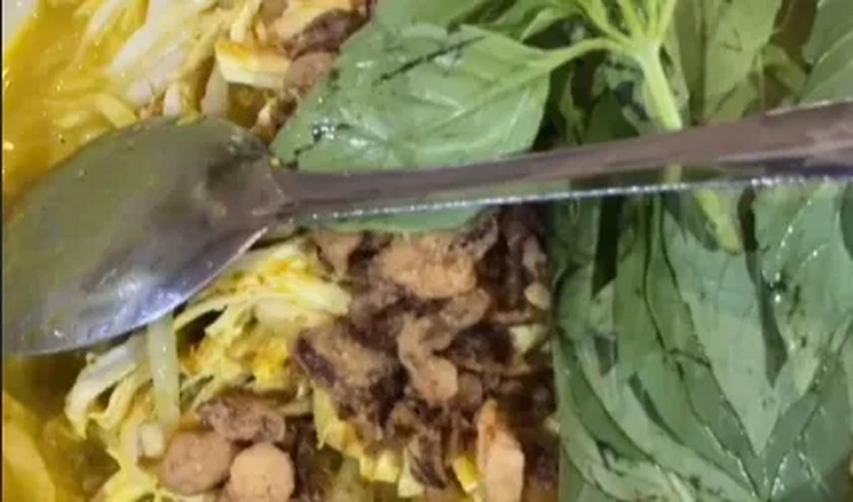 Makanan andalan di warung makan Lao Hoe adalah Laksa Bogor dan Mie Belitung yang dikenal enak oleh para pelanggannya.