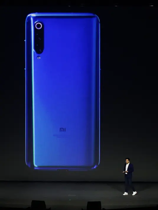 CEO Xiaomi Lei Jun memperkenalkan tentang smartphone Xiaomi Mi 9 dalam acara peluncuran di Beijing, China, Rabu (20/2). Xiaomi Mi 9 memiliki layar AMOLED Full HD+ berukuran 6,39 inci. (AP Photo/Andy Wong)