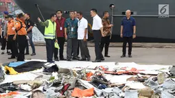 Dirut Lion Air Group Edward Sirait (tengah) bersama Rusdi Kirana saat melihat serpihan pesawat Lion Air JT 610 di Pelabuhan JICT 2, Jakarta, Selasa (30/10). Sejumlah barang ditemukan petugas dalam operasi pencarian. (Liputan6.com/Helmi Fithriansyah)