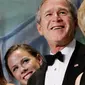 Presiden Amerika Serikat yang ke-43, George Walker Bush, bersama putrinya. (AP Photo/Pablo Martinez Monsivais)