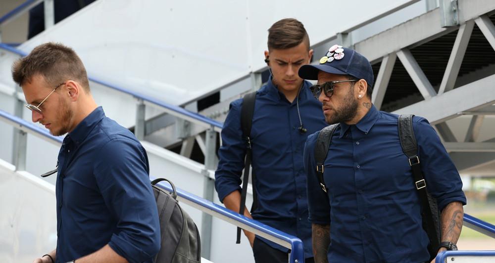 Para pemain Juventus saat tiba di bandara Cardiff, Jumat (2/6/2017). (Daily Mail). 