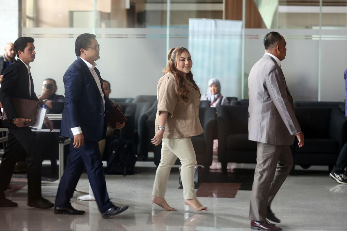 FOTO: Selebgram Lisa Mariana Penuhi Panggilan KPK