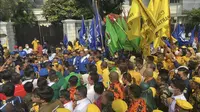 Tiga Ketua Umum Partai koalisi Indonesia Bersatu (KIB), Airlangga Hartarto dari Golkar, Suharso Manoarfa dari PPP dan Zulkifli Hasan dari PAN berjalan bersama menuju Kantor KPU RI. (Dok. Liputan6.com/Muhammad Radityo Priyasmoro)