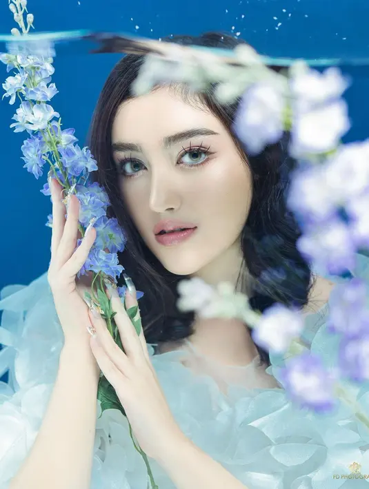 Hasil photoshoot ini juga menarik untuk disimak. Menampilkan Ranty Maria dengan makeup bold dengan nuansa nude, menonjolkan area matanya. Foto: Instagram.
