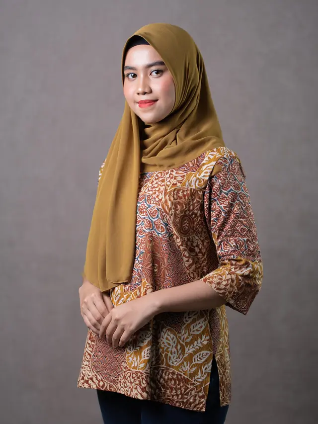 Model Atasan Batik Wanita Hijab Sederhana untuk Acara Outdoor