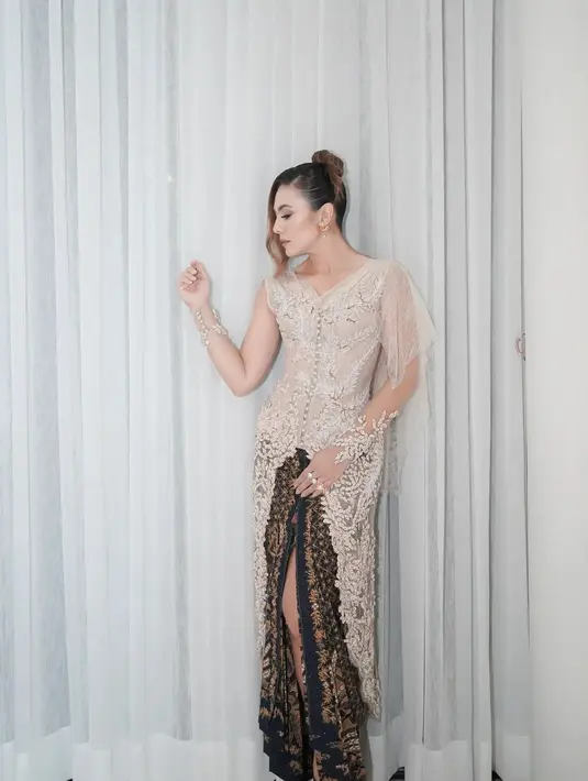 Penampilan berkebaya Wulan Guritno yang tak kalah memesona. Ia mengenakan kebaya brokat modern dengan aksen tile di salah satu lengan.  [@wulanguritno]