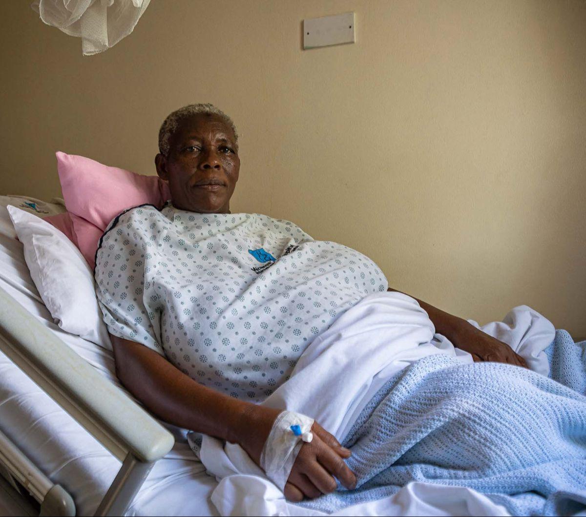 Safina Namukwaya, seorang perempuan Uganda berusia 70 tahun, menjadi wanita tertua di Benua Afria yang melahirkan bayi kembar. Dia melahirkan bayinya di sebuah rumah sakit di Kampala, Uganda pada 29 November 2023 lalu.&nbsp;